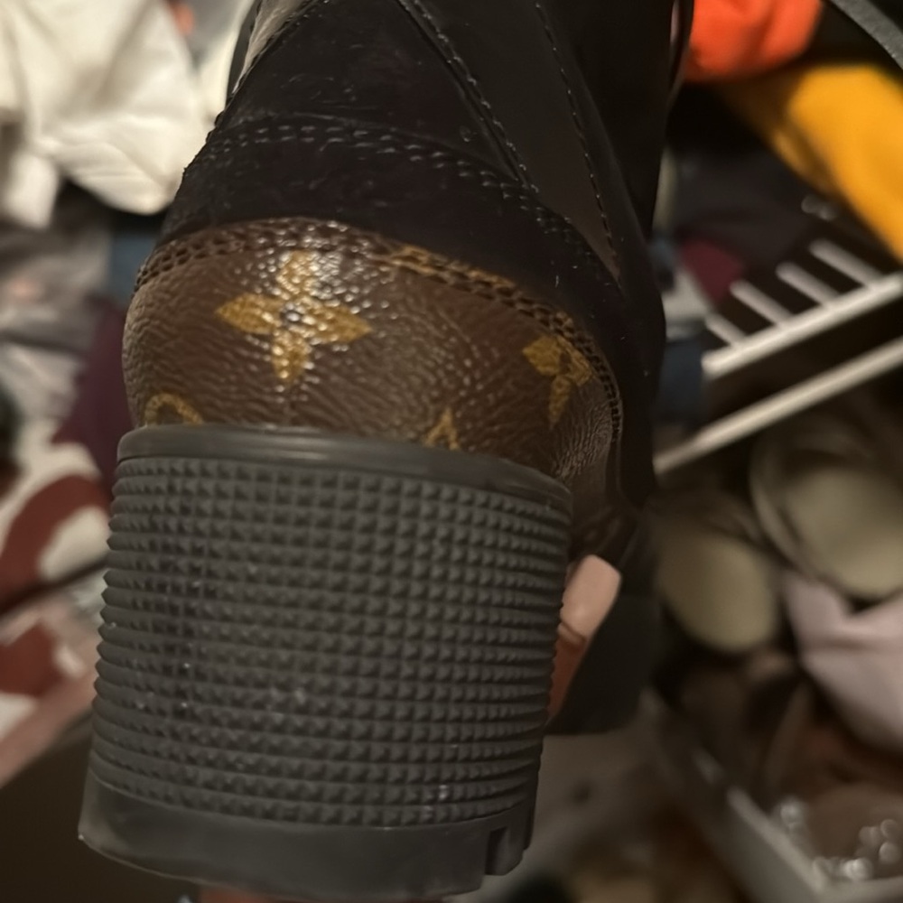 Selling Louis Vuitton boots wore like 5 times .. pretty much new. - Picture 10 of 11